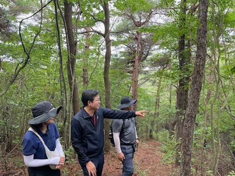 정화영 부안부군수가운데가 격포 대규모 관광개발사업 부지에서 현장 점검을 실시하고 있다사진부안군