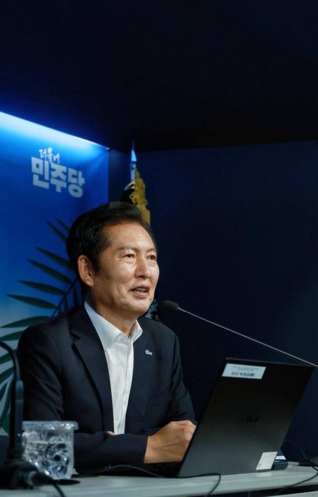 더불어민주당 정청래 대표가 8일 서울 영등포구 여의도 중앙당사 당원존에서 당원주권정당 당원과의 대화 행사를 주재하고 있다 사진더불어민주당