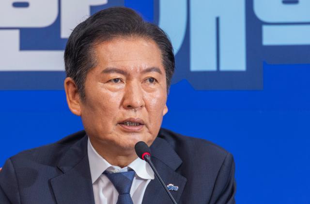정청래 더불어민주당 대표가 6일 국회에서 열린 최고위원회의에서 차명 주식 거래 의혹으로 탈당한 이춘석 전 국회 법사위원장에 대한 제명 결정을 발표하고 있다 사진연합뉴스