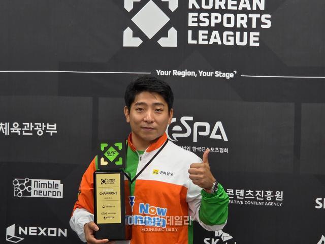 유창호선수가 10일 인터뷰를 마치고 챔피언 트로피를 들고 포즈를 취하고 있다사진선재관 기자