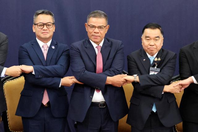 티아 세이하 캄보디아 국방장관왼쪽부터과 사이푸딘 나세이션 이스마일 말레이시아 내무장관 나타폰 나크파닛 태국 국방부 차관이 지난 7일현지시간 말레이시아 쿠알라룸푸르에서 캄보디아와 태국 간 국경 분쟁을 논의하기 위한 ‘특별 일반 국경 위원회’GBC를 앞두고 기념촬영을 하고 있다 사진로이터연합뉴스
