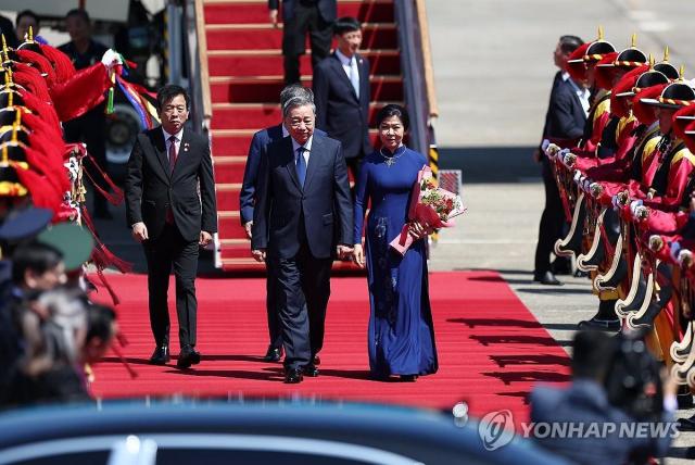 또 럼 베트남 공산당 서기장 내외가 10일 서울공항에 도착해 차로 이동하고 있다사진연합뉴스