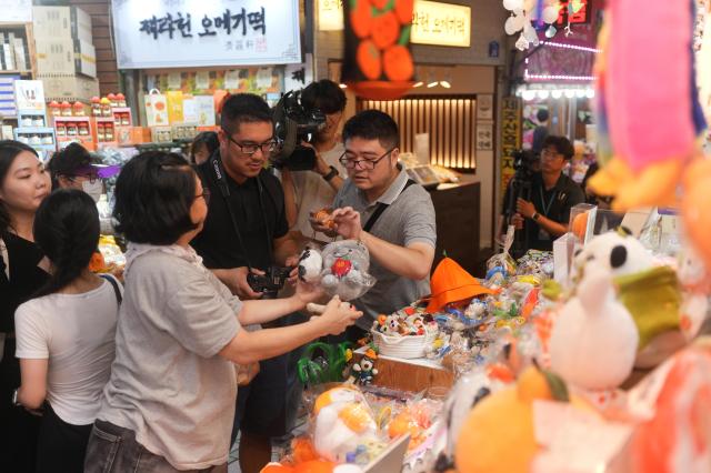 제주 원도심 상권을 찾은 중국인 관광객 사진제주관광공사