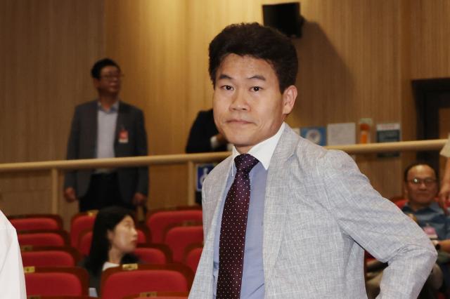 극우성향의 한국사 강사 전한길 씨가 4일 서울 여의도 국회 의원회관에서 투게더포럼이 주최한 국민의힘 김문수 당대표 후보 지지 행사인 시국토론회에 참석하고 있다 사진연합뉴스