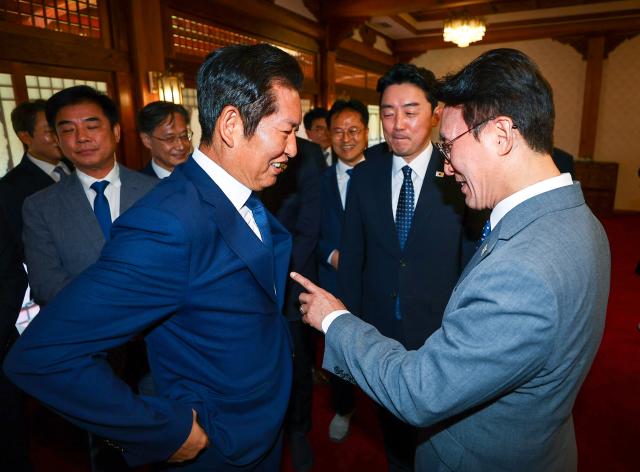 김민석 국무총리가 10일 서울 종로구 삼청동 총리공관에서 열린 고위당정협의회에서 더불어민주당 정청래 대표와 대화하고 있다 사진연합뉴스