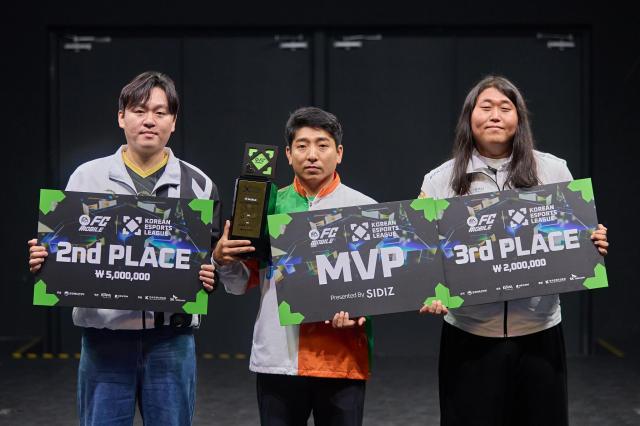 왼쪽부터 2025 KEL FC 모바일 2위 SODA 홍지홍 1위 Ahina 유창호3위 Hanul 이한울 선수