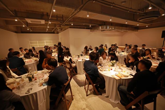 지난 2월 서울 용산구 한화손해보험 한남사옥에서 열린 ‘설렘 아트 나이트’ 행사 참가자들이 프로그램에 참여하고 있다 사진한화손해보험