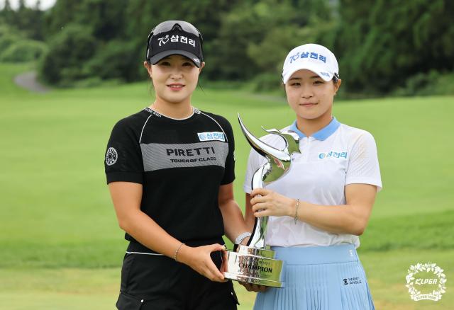 10일 한국여자프로골프KLPGA 투어 제주삼다수 마스터스에서 우승한 동생 고지원오른쪽과 언니 고지우 사진KLPGA