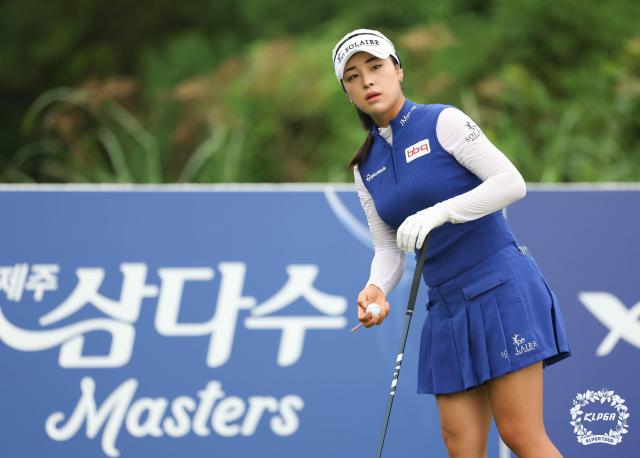 윤이나는 한국여자프로골프KLPGA 투어 제주삼다수 마스터스에서 이다연과 함께 공동 3위최종 합계 17언더파 271타로 대회를 마무리했다 사진KLPGA