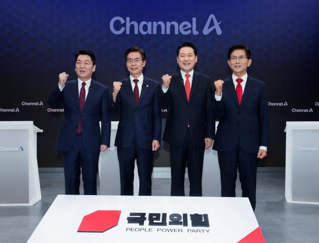 10일 서울 광화문 채널A스튜디오에서 국민의힘 8·22 전당대회 첫 방송토론회에 앞서 안철수왼쪽부터 조경태 장동혁 김문수 후보가 기념촬영을 하고 있다 사진연합뉴스