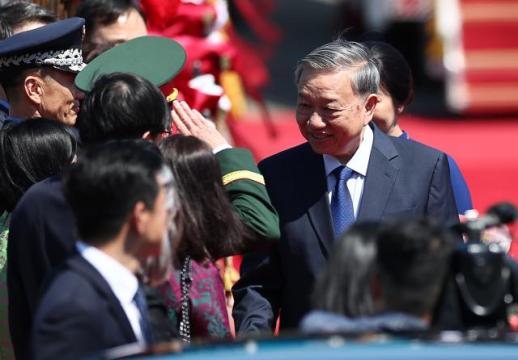 李, 베트남과 실용외교 첫발…원전·첨단기술·교역 확대