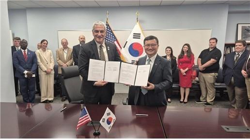 이근원 국방부유해발굴감식단장과 켈리 맥케그 미 DPAA 국장이 6일현지시간 미국 워싱턴 DC 미 국방부 전쟁포로·실종자 확인국DPAA에서 개정된 이행약정IA에 서명을 끝내고 기념사진을 촬영하고 있다 사진국방부
