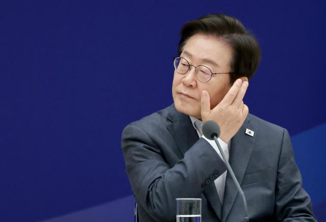 이재명 대통령이 지난 1일 서울 용산 대통령실 청사에서 열린 전국 시도지사 간담회에서 대한민국시도지사협의회장인 유정복 인천광역시장의 발언을 들으며 생각에 잠겨 있다 사진연합뉴스