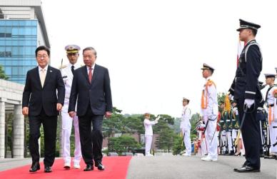 李在明为越共总书记举行欢迎仪式