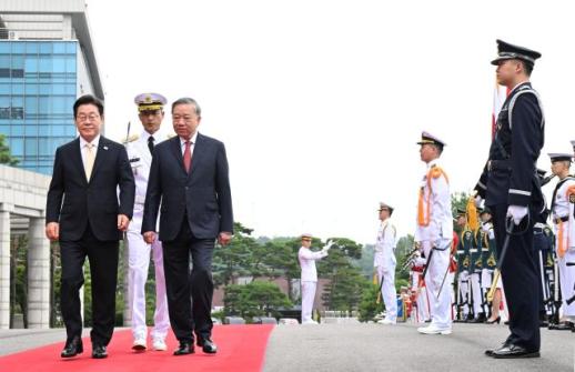 李在明为越共总书记举行欢迎仪式