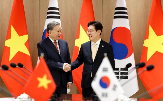 이재명 대통령이 11일 서울 용산 대통령실 청사에서 열린 한·베트남 확대 정상회담에 앞서 또 럼 베트남 당 서기장과 악수하고 있다 사진연합뉴스