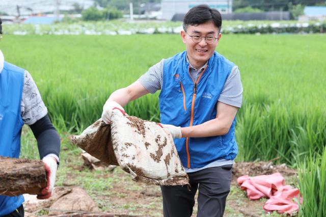 김현곤 경과원장이 11일 임직원들과 가평군 일대 호우 피해 현장을 찾아 수해 복구 작업을 하고 있다 사진경과원