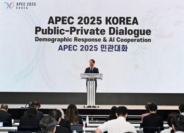 유정복 인천광역시장이 11일 송도컨벤시아에서 인구구조 변화와 대응 및 AI인공지능 협력을 주제로 열린 APEC아시아태평양경제협력체 2025 민관 대화에서 축사를 하고 있다 사진인천시