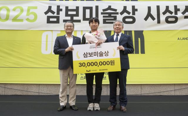 대구문화예술회관은 ‘2025 올해의 청년 작가’ 전시에서 신준민 작가를 2025 제 3회 삼보미술상 수상자로 선정했으며 좌부터 주삼보모터스 회장 이재하 삼보미술상 수상자 신준민 삼보문화재단 대표 이대혁이다 사진대구문화예술회관
