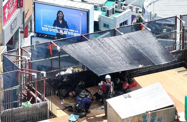 한 고층 아파트 공사장에서 인부들이 임시 그늘막에서 햇볕을 피하며 휴식을 취하고 있다 사진연합뉴스