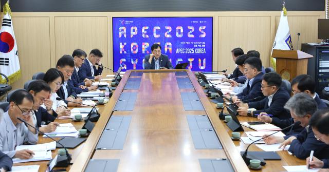 경주시가 11일 국소본부장 회의에서 광복 80주년 2040 도시계획을 논의하고 있다 사진경주시