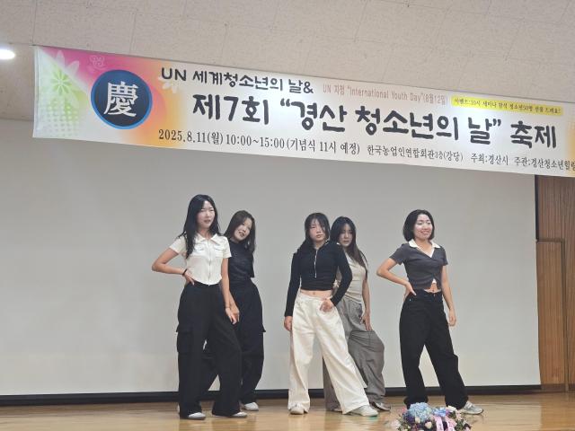제일고등학교 댄스 동아리 학생들이 k-팝 댄스를 선보이고 있다 사진김규남 기자