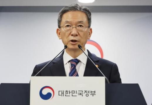 李, 취임 후 첫 사면권 행사…조국 사법족쇄 풀렸다