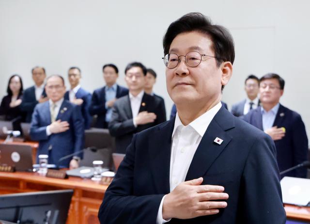 이재명 대통령이 11일 서울 용산 대통령실 청사에서 열린 임시 국무회의에서 국기에 경례하고 있다 사진연합뉴스