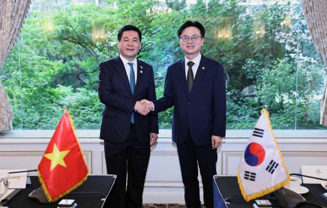 김정관 산업통상자원부 장관오른쪽은 11일 서울 소공동 롯데호텔에서 또 럼 베트남 당 서기장 방한 계기에 응우옌 홍 지엔 베트남 산업무역부 장관과 면담을 갖고 한-베트남 양국 간 교역·투자 등 협력 방안을 논의한 후 핵심광물 공급망 기술협력센터 협의의사록ROD 교환식을 가졌다 사진산업통상자원부