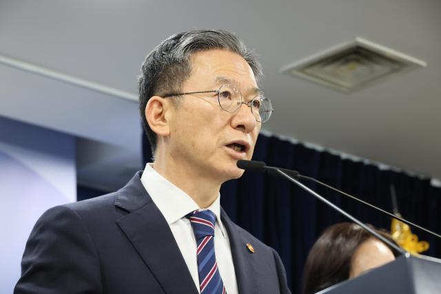 정성호 법무부 장관이 11일 서울 종로구 정부서울청사에서 815 광복절 특별사면 명단을 발표하고 있다 2025811 사진연합뉴스