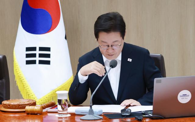 이재명 대통령이 11일 서울 용산 대통령실 청사에서 열린 임시 국무회의에서 의안 심의에 앞서 자료를 살피고 있다사진연합뉴스