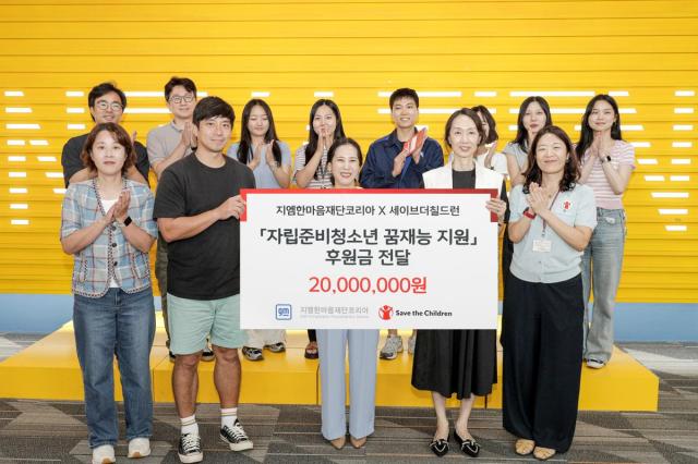 11일 인천 부평구 GM 이노베이션센터에서 꿈틀 장학금 수여식이 열렸다 앞줄 왼쪽부터 김성아 세이브더칠드런 경인지역본부장3번째 최민선 GM 한국사업장 커뮤니케이션 상무4번째 사진지엠한마음재단코리아