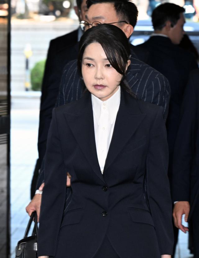 윤석열 전 대통령 부인 김건희 여사가 12일 구속 전 피의자 심문영장실질심사을 받기 위해 서울 서초구 서울중앙지법에 출석하고 있다 사진연합뉴스