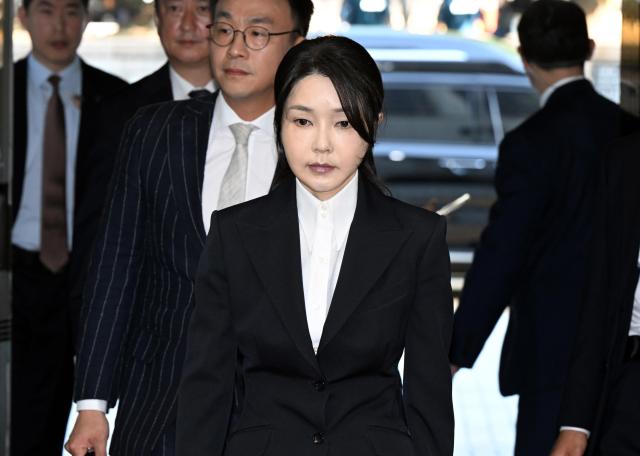 金建希接受法院逮捕审查 或成韩国首例前总统夫妇同囚