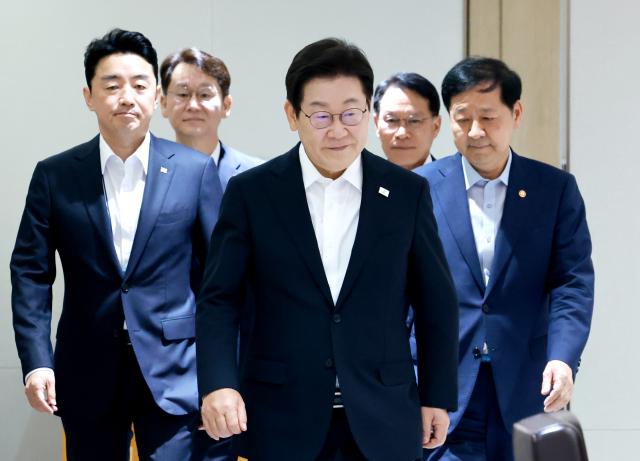 이재명 대통령이 11일 서울 용산 대통령실 청사에서 열린 임시 국무회의에 입장하고 있다 사진연합뉴스