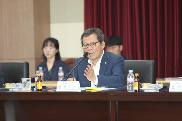 김홍규 강릉시장이 강릉시 연곡지구 연안정비 사업 추진을 설명하고 있다 사진강릉시