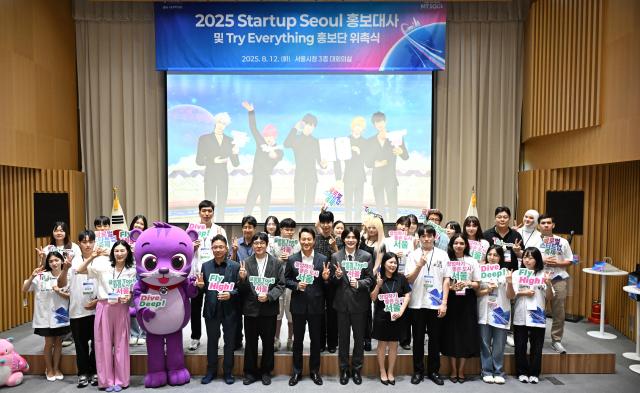 서울시가 12일 서울시청에서 가상과 현실을 잇는 아이돌 플레이브를 스타트업 서울 홍보대사로 위촉했다 이에 따라 플레이브는 서울의 우수한 창업생태계를 전 세계에 알린다 사진서울시
