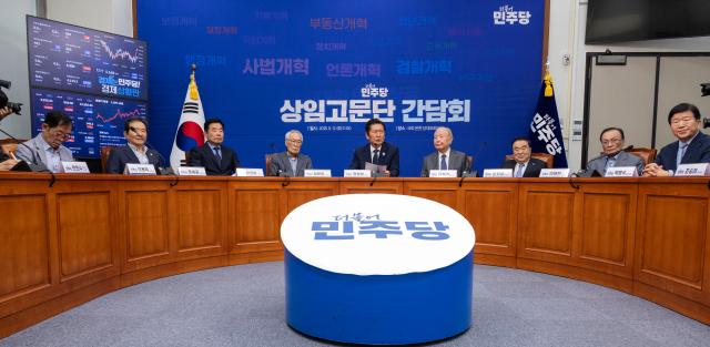 정청래 더불어민주당 대표가 12일 국회에서 열린 상임고문단 간담회에서 인사말을 하고 있다 사진연합뉴스