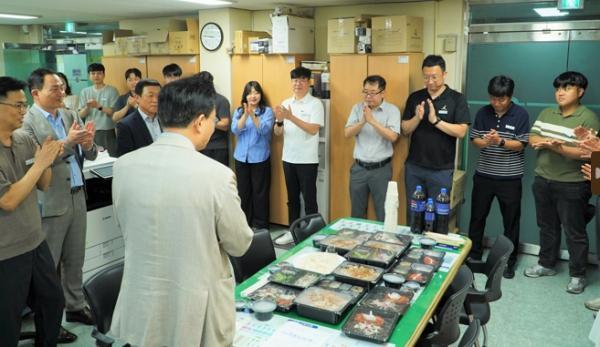윤병태 나주시장이 12일 전 직원들과 간담회를 열고 노고를 치하하며 간식을 제공했다 사진나주시