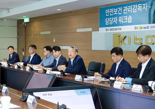 김종호 기보 이사장가운데이 영업점 안전보건 관리감독자 담당자 워크숍을 주재하며 발언하고 있다 사진기보