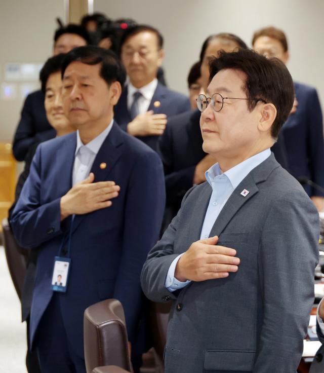 이재명 대통령이 12일 서울 용산 대통령실에서 열린 국무회의에서 국기에 경례하고 있다 사진연합뉴스