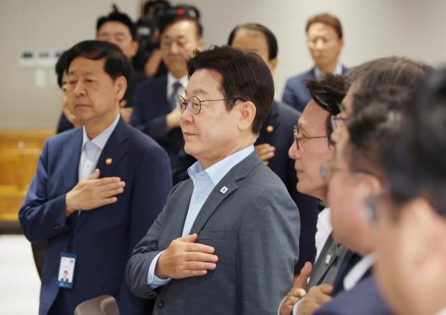 이재명 대통령이 12일 서울 용산 대통령실에서 열린 국무회의에서 국기에 경례하고 있다사진연합뉴스