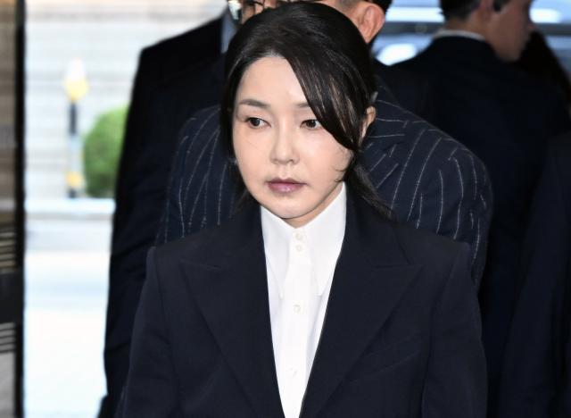 윤석열 전 대통령 부인 김건희 여사가 12일 구속 전 피의자 심문영장실질심사을 받기 위해 서울 서초구 서울중앙지법에 출석하고 있다 사진연합뉴스