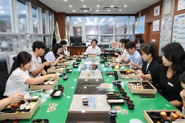 공영민 고흥군수는 지난 12일 점심시간을 활용해 직원들과 소통하는 ‘고소한 만남’을 추진 했다 사진고흥군