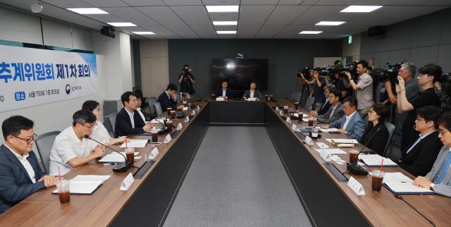 의사인력 수급추계위원회 위원장으로 선출된 김태현 한국보건경제정책학회 회장왼쪽 네번째이 12일 서울 중구 T타워에서 열린 수급추계위원회 첫 회의에서 발언하고 있다 사진연합뉴스