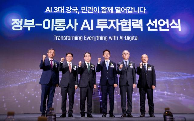 배경훈 과학기술정보통신부 장관이 12일 오후 서울 중구 웨스틴조선호텔에서 열린 정부-이통사 AI 투자협력 선언식 에서 기념촬영을 하고 있다 왼쪽부터 유지상 KIF투자조합 투자운영위원장 이철훈 LG유플러스 부사장 유영상 SK텔레콤 대표 배경훈 장관 김영섭 KT 대표 송재성 한국통신사업자연합회 상근부회장사진과기정통부
