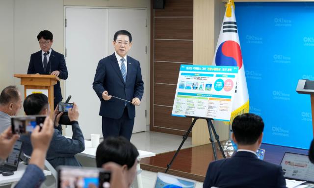 김영록 전라남도지사가 12일 오전 도청 브리핑룸에서 ‘관광서비스 대전환’을 위한 대도민 담화문을 발표하고 있다사진전남도청