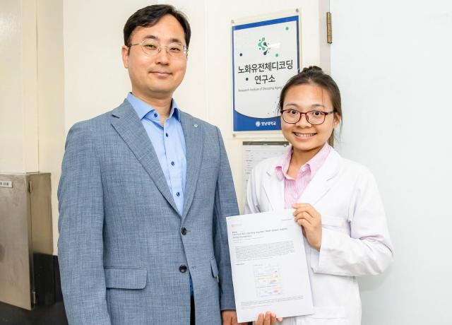 문병산 교수 마이티쿠인누 박사과정생이 연구실에서 논문을 들고 기념촬영 하고 있다왼쪽부터 문병산 교수 마이티쿠인누 박사과정생 사진영남대학교