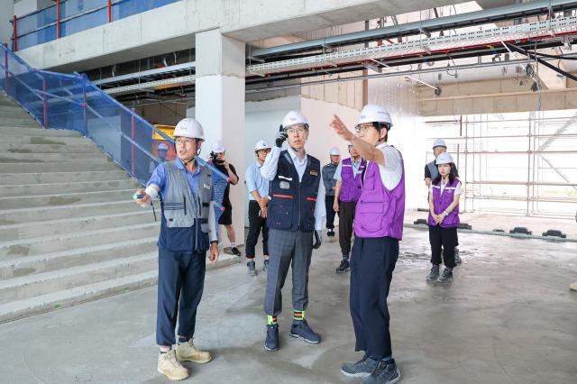 정정훈 한국자산관리공사 사장앞줄 가운데이 11일 경남 창원시 강소연구개발특구 기업입주공간 건설 현장을 방문해 여름철 사고 예방을 위한 특별 안전점검을 실시하고 있다 사진한국자산관리공사