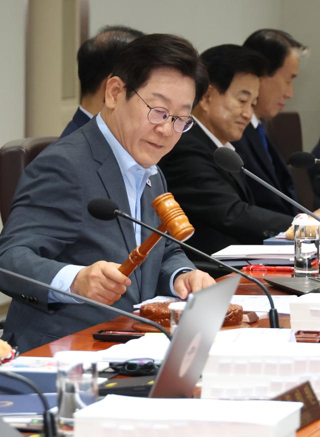 이재명 대통령이 12일 서울 용산 대통령실에서 국무회의 개회를 선언하고 있다 사진연합뉴스